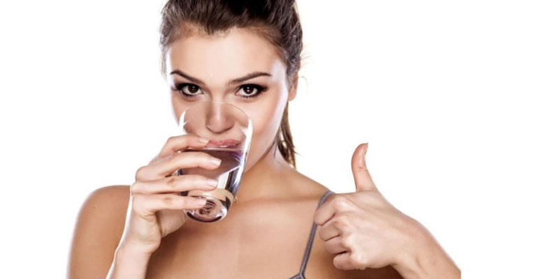 beber agua para bajar de peso